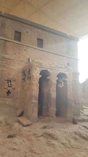 Es sind 3 Kirchen die ineinander übergehen..