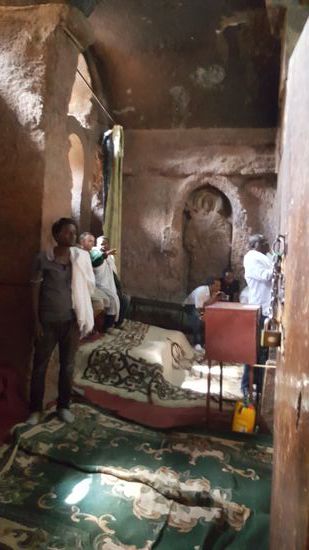 Innen...alles einfach aber mit reichlich Deckenmalereien