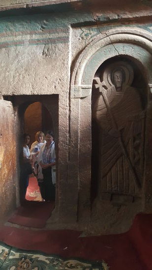 In diesen Raum dürfen Frauen nicht herein, deshalb macht der Guide ein Bild für uns vom König Lalibela, den wir von außen nicht sehen können