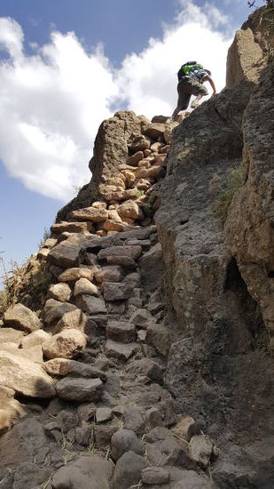 Manchmal müssen wir ganz schön klettern, das geht nicht ohne Hilfe.