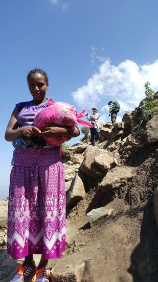 Das ist Wobete, sie macht diesen Wahnsinnsmarsch 2x die Woche , weil sie in Lalibela die Schule besucht.