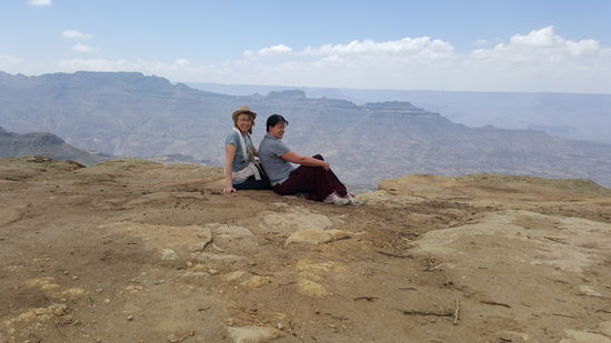 Hier sind wir auf einem Plateau mit 360 Grad Panorma Ausblick. Eine ergreifende Aussicht.