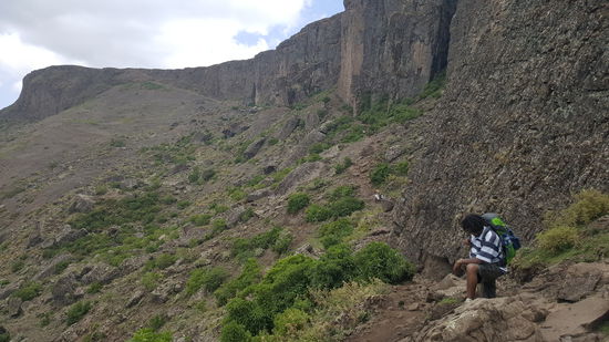 ...dann mal wieder steil hinab...