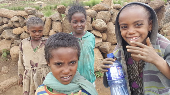 Sie freuen sich über leere Wasserflaschen...