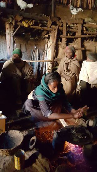 Unglaublich, dass die Menschen in diesem mit Rauch geschwängerten Raum schlafen können...