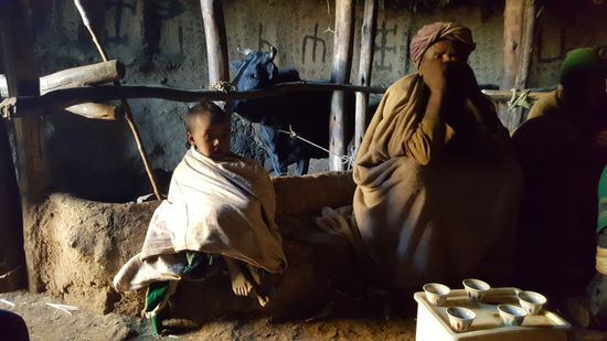 Immer wieder wird die Kaffezeremonie zelebriert, hier in der Hütte des Vaters unseres Gastgebers.