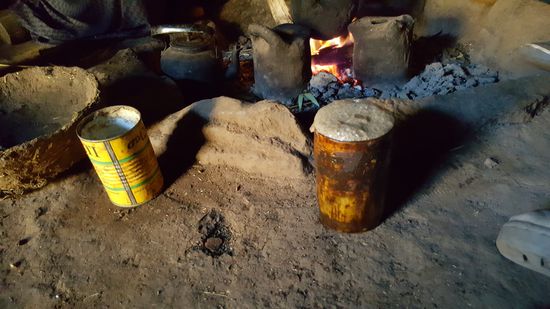 Selbstgebrautes Bier wird in alten Konservendosen serviert..