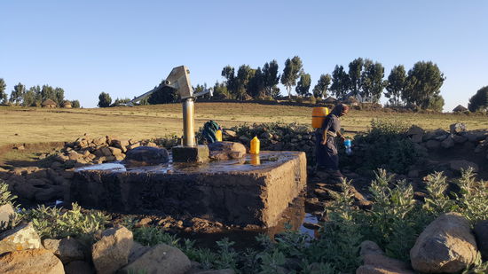 Hier wird mühsam Wasser vom Brunnen geholt, natürlich von der Frau..