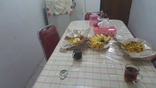 Frühstück steht in Papierpäckchen bereit: Nasi Goreng, Nudeln und irgendwelche Crunchies, und ein gebratenes Ei. Obwohl es kalt ist, schmeckt es lecker!!