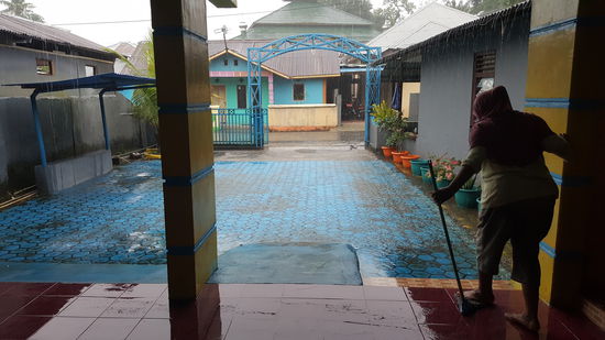 Es hört nicht auf zu regnen und Mama Bea hat nun fast einen Pool vor dem Haus