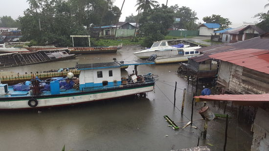 Hinten liegt das Boot der "Blue Rose Divers" -sieht nicht so vertrauenerweckend aus..