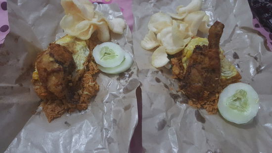 Zum Abendessen holen wir uns vom Warung gegenüber Nasi Goreng Ayam