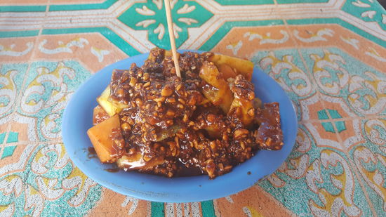 ...und bestellen uns Rujak: das ist ein Salat aus: Ananas, Gurke, Sternfrucht, Papaya, Mango und Süßkartoffel. Dazu eine dicke Erdnusssoße.
Kostet ca 1 Euro