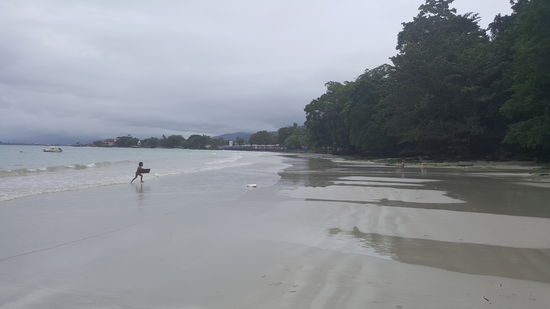 Kinder spielen mit dem Müll--