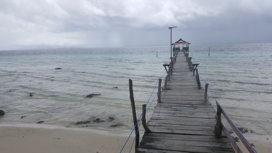 Wir gehen den wackligen Steg bis zum Ende...