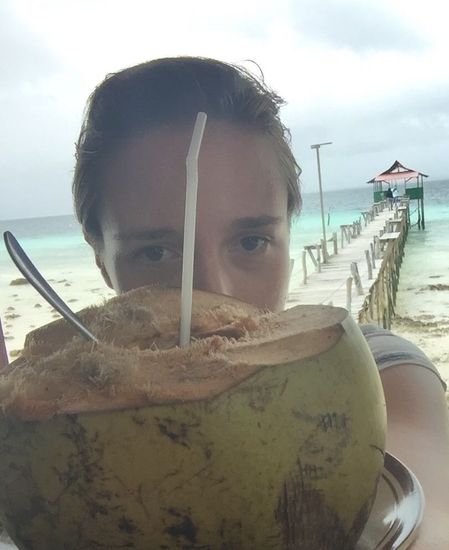 Bestellen uns eine junge Kokosnuss mit Kokoswasser (soll gut gegen hohen Blutdruck sein..)