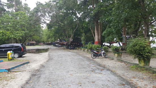 Wir fahren weiter und entdecken einen weiteren Strandplatz. Hier zahlen wir noch mal 5000 IDR fürs Moped und schauen uns um...