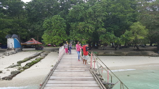 Ein paar Mädels bei der Lieblingsbeschäftigung der Indonesier: Selfies machen