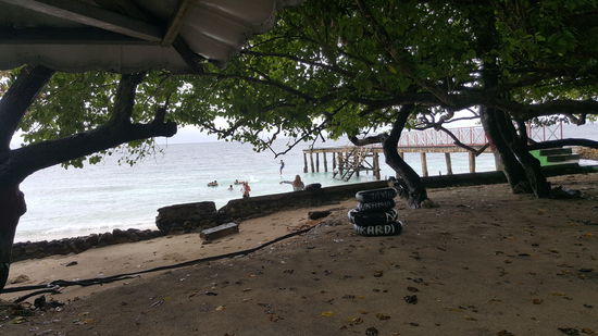 Prompt fängt es wieder an zu regnen und wir stellen uns unter