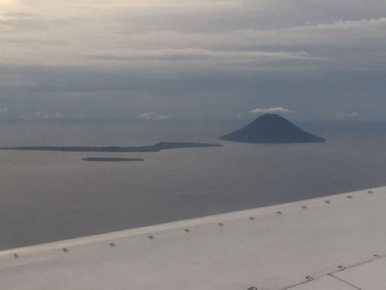 Die Sicht kurz vor der Landung. Bestimmt ein Vulkan bei Manado