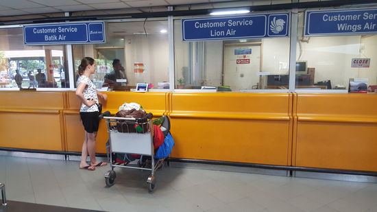 Der Junge hat gut zu tun mit uns...geht auch alles in indonesischen Tempo vonstatten...