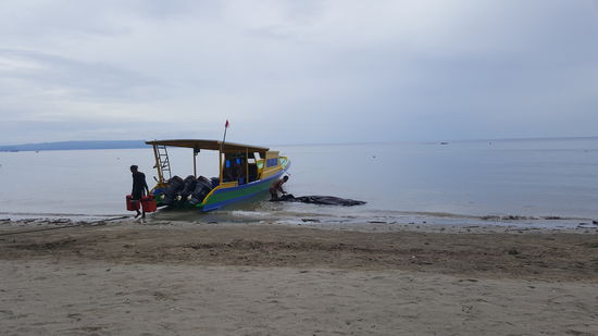 Ein Boot ist nach Manado zum einkaufen gefahren, es wurde Schilf gebraucht, mit denen einige Dächer neu eingedeckt werden.