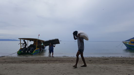 Wir schauen den Männern beim entladen zu