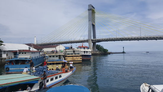 Der Hafen von Manado