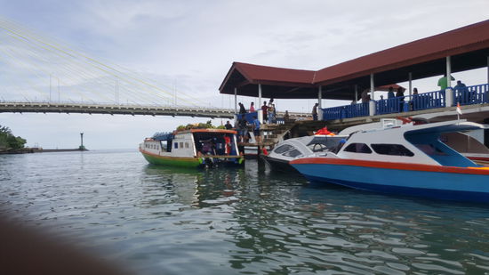 Mit dem kleinen Boot fahren wir