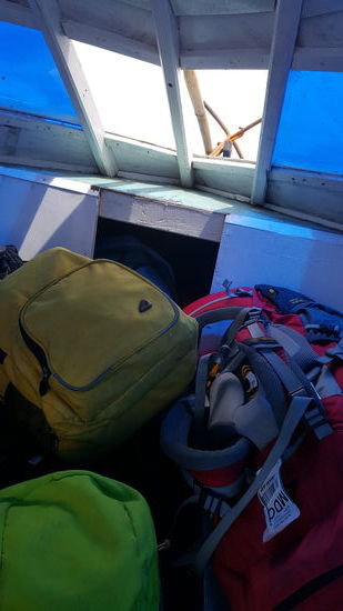 Wir sitzen geschützt unter dem Dach