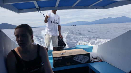Einige Male müssen wir stoppen, weil sich Plastikmüll im Motor verfangen hat.