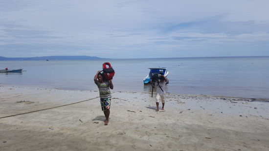 Nach einer guten Stunde sind wir da und unser Gepäck wird an LAnd gebracht
