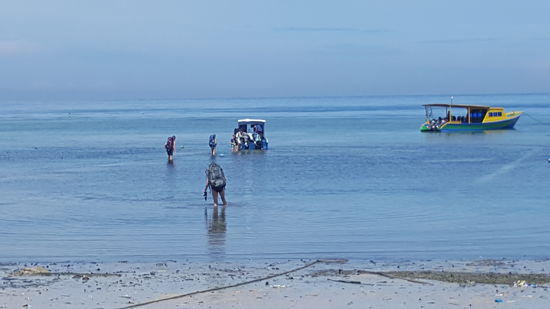 Die eine Familie reist  heute ab und wir können die Leute beim einsteigen beobachten. Da Ebbe ist, liegt das Boot weit hinten und der Weg dahin ist weit. Ein Mädel bleibt im Schlamm stecken. Die sonst so freundlichen Locals helfen hier nicht--der Familienvater muss ihr helfen.