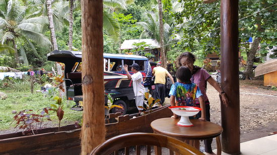Die Familie bricht mit dem kleinen "Public bus" zum Ausflug auf