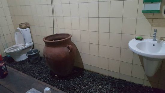 Unser "Bad"--die Armaturen sind nur Tarnung, geduscht wird mit dem Bandi