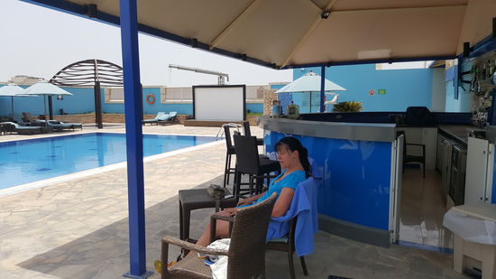 Am Pool auf dem Dach ist es zu heiss. Unser Handy zeigt 42 Grad