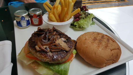 Wir gönnen uns das Angebot: Burger mit Pommes für etwa 11 Euro inkl Softdrink.
Das Beef war wirklich sehr lecker!