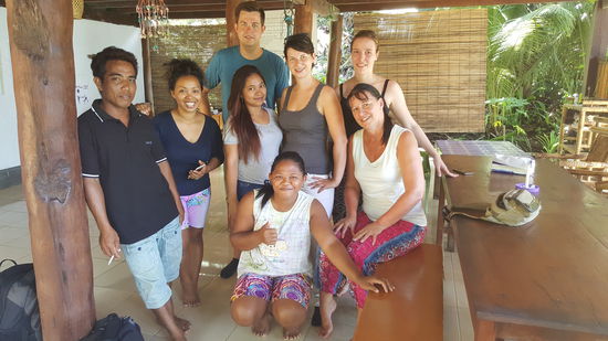 Bevor wir abfahren möchte Ayu noch ein gemeinsames Bild (sie ist die 2. von links)