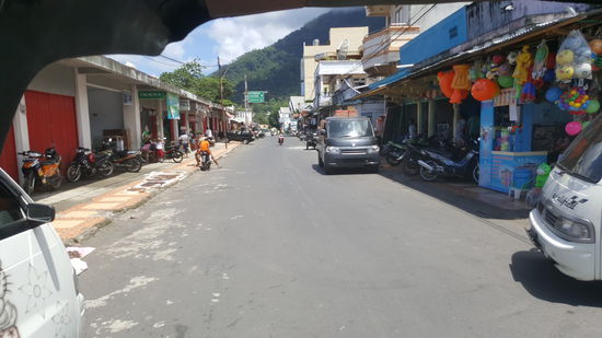 Überall liegen Muskatnüsse zum trocknen in der Sonne