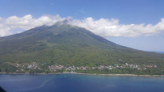 Das ist  Ternate mit dem Vulkan "Gamalama"