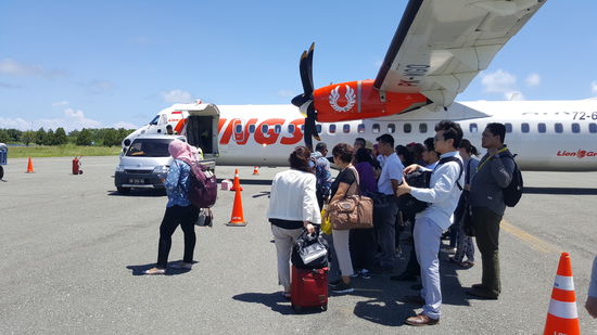 ...und alle stehen im Schatten unter der Tragfläche