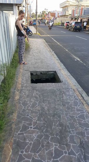 Mal ein Beispiel von den Fußwegen hier: da sind einfach alle paar Meter so tiefe Löcher, ohne Absperrung die man im Dunkeln natürlich übersehen kann. Ein Sturz da hinein ist nicht Ohne...