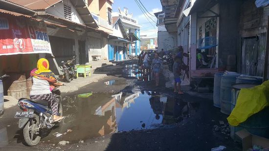 Wir müssen durch große schwarze Pfützen waten...