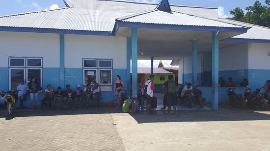 Hier wurden wir freudig begrüßt. Und dann hocken wir uns auf den Boden im Schatten und warten sehnsüchtig auf weitere Passagiere...