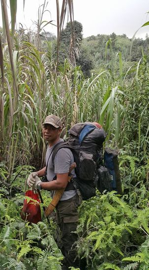 Viel zu schleppen...und dann noch uns am Hacken....
