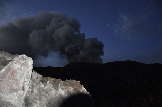 Oft fliegen glühende LAvasteine hoch in die Luft..