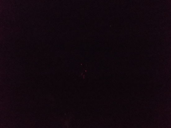 Hier sieht man nur die glühenden Lavasteine die hoch in die Luft fliegen