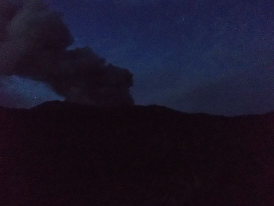 Das Donnern ist unbeschreiblich, manchmal hören wir sogar die Lavabrocken runterrollen