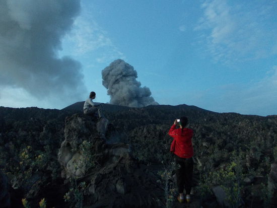 Immer wieder gibt es einen Knall und eine dicke Wolke Asche wird ausgestoßen...