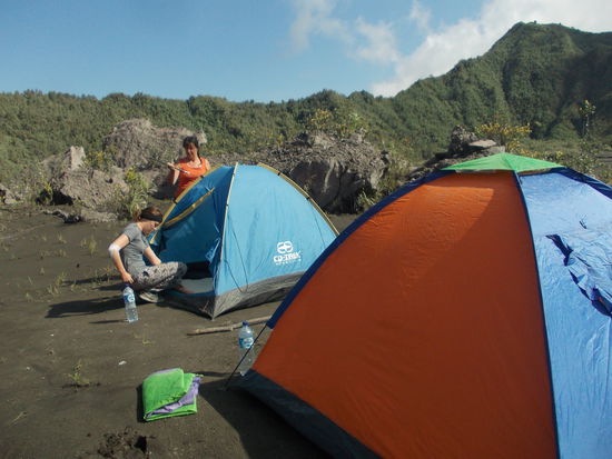 Wir helfen beim Zeltabbau..